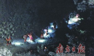 千名救援人员进山筑起“截火带” 佛山高明山火已得到控制